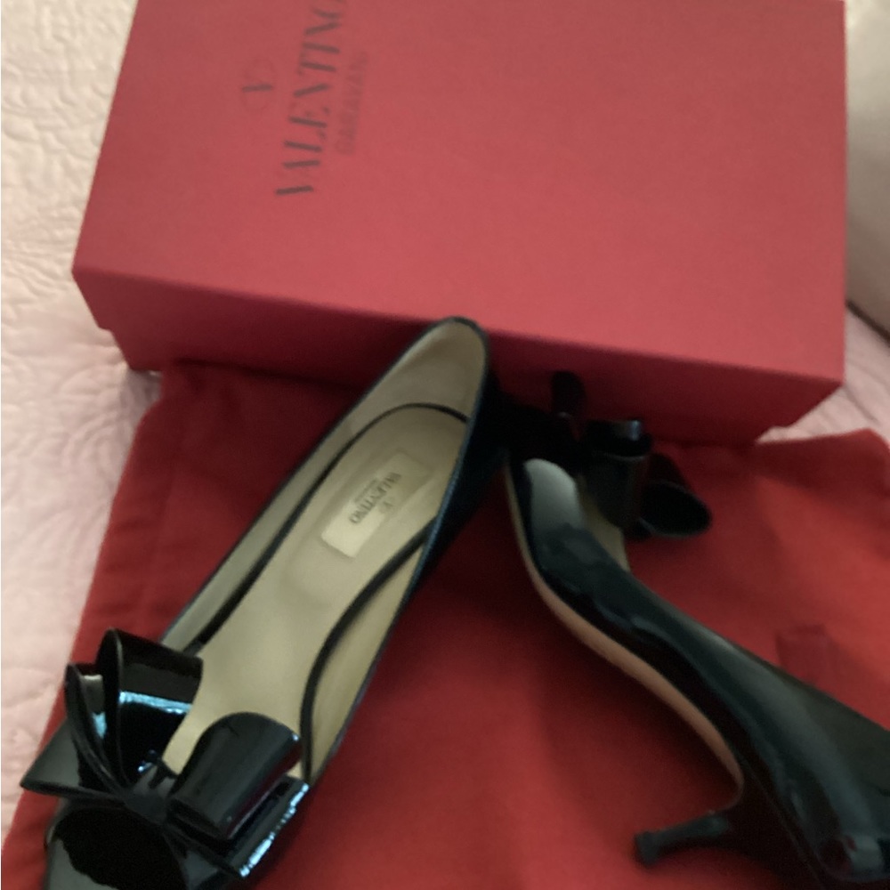 Ladies Valentino Garavani Dress Shoes. Black Patent. Size 9